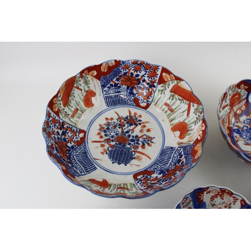 43 - An interesting collection of 19th century and later Japanese Imari items to include bowls and a smal... 