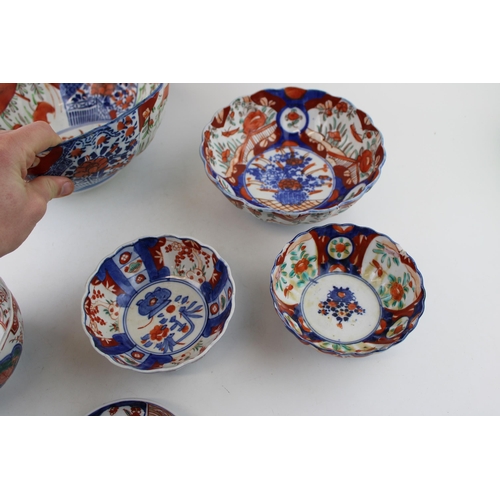 43 - An interesting collection of 19th century and later Japanese Imari items to include bowls and a smal... 