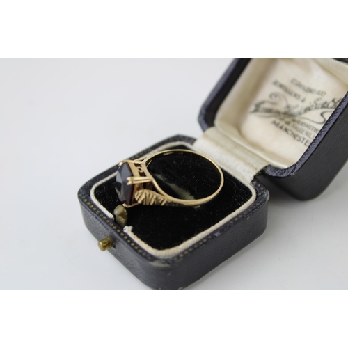 435 - A 9ct yellow gold ring, set garnet style stone in vintage jewellery box. Ring size Q. Weight 2.4g.