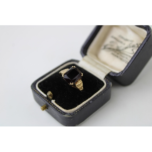 435 - A 9ct yellow gold ring, set garnet style stone in vintage jewellery box. Ring size Q. Weight 2.4g.