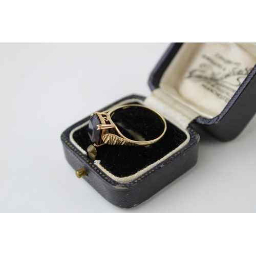 435 - A 9ct yellow gold ring, set garnet style stone in vintage jewellery box. Ring size Q. Weight 2.4g.