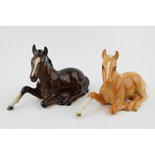 44 - Two Beswick lying foals 915 in brown and palomino (2).