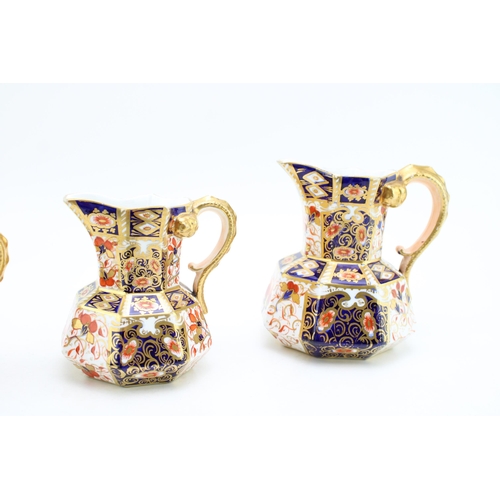 232 - A trio of Davenport graduated old imari jugs, mid 19th century, tallest 13cm (3).