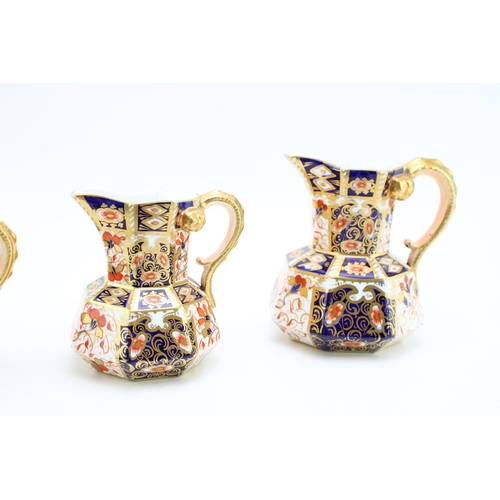 232 - A trio of Davenport graduated old imari jugs, mid 19th century, tallest 13cm (3).