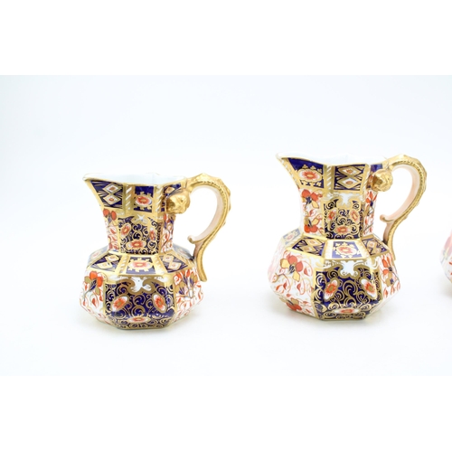 232 - A trio of Davenport graduated old imari jugs, mid 19th century, tallest 13cm (3).