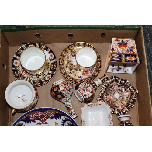 233 - A collection of Davenport pottery in the Imari pattern to include vases, cups and saucers, dishes et... 