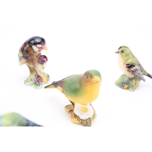 28 - A collection of Beswick birds to include an early painted Greenfinch, a Bluetit, a Goldfinch and oth... 