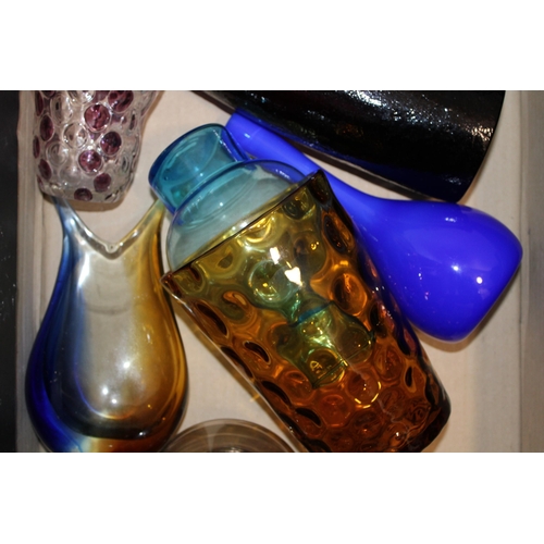 343 - A collection of vintage glassware to include mid century examples predominantly in blues and yellows... 