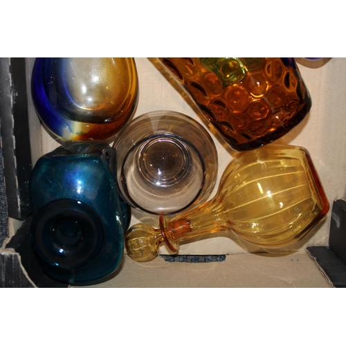 343 - A collection of vintage glassware to include mid century examples predominantly in blues and yellows... 