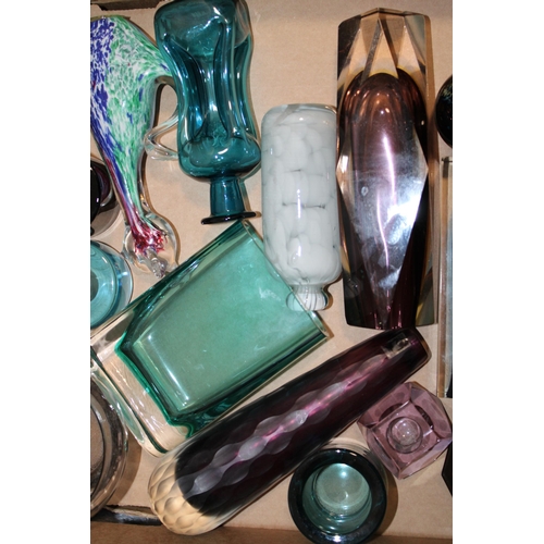 345 - A collection of vintage glassware to include mid century examples predominantly in blues, purples an... 