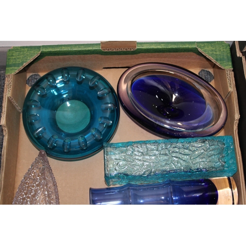 347 - A collection of vintage glassware to include mid century examples predominantly in blues, yellow and... 