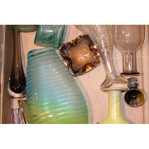 351 - A collection of vintage glassware to include mid century examples predominantly in green, yellow and... 