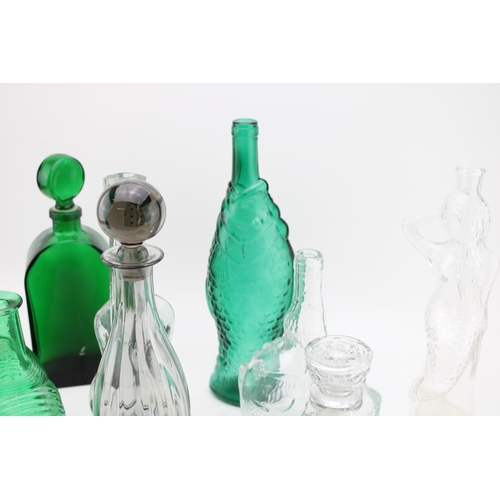 358 - A collection of vintage glassware to include mid century examples predominantly in clear glass and g... 