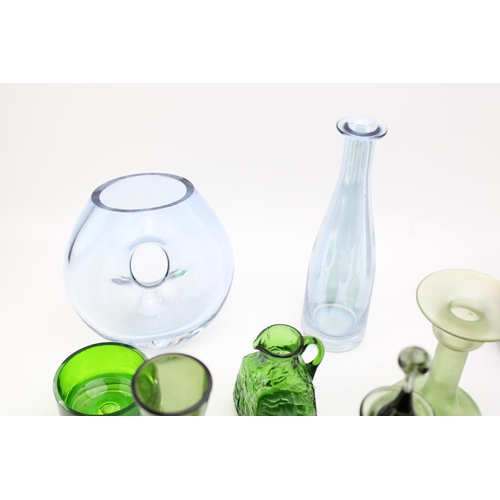 359 - A collection of vintage glassware to include mid century examples predominantly in clear glass and g... 