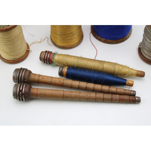 363 - A collection of vintage and antique bobbins and threads together with a quantity of bobbin spools. (... 