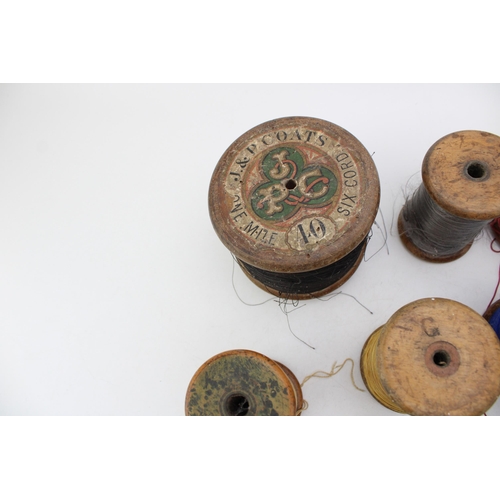 363 - A collection of vintage and antique bobbins and threads together with a quantity of bobbin spools. (... 