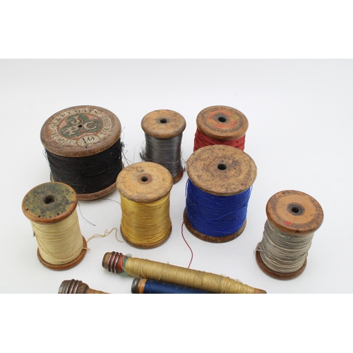 363 - A collection of vintage and antique bobbins and threads together with a quantity of bobbin spools. (... 