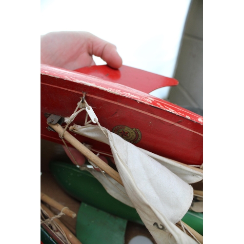 365 - A good collection of vintage 'Star Yacht' model pond yacht from the Star company Birkenhead to inclu... 