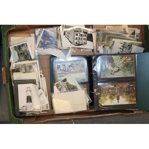 416 - A large mixed collection of antique and vintage postcards to include two folders together with loose... 