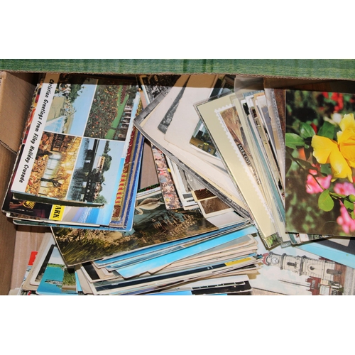 417 - A large mixed collection of antique and vintage postcards to include three folders together with loo... 