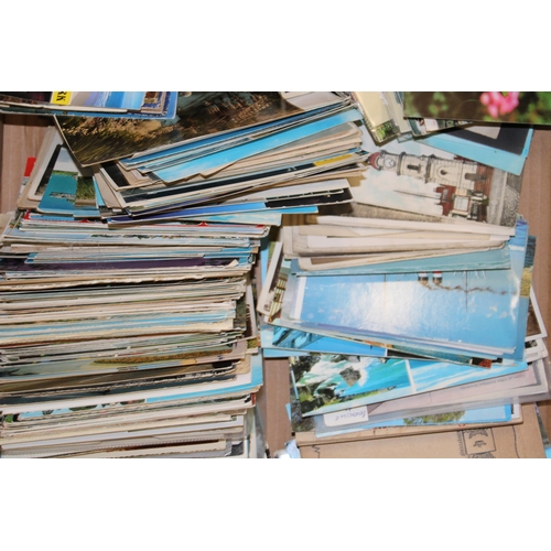 417 - A large mixed collection of antique and vintage postcards to include three folders together with loo... 