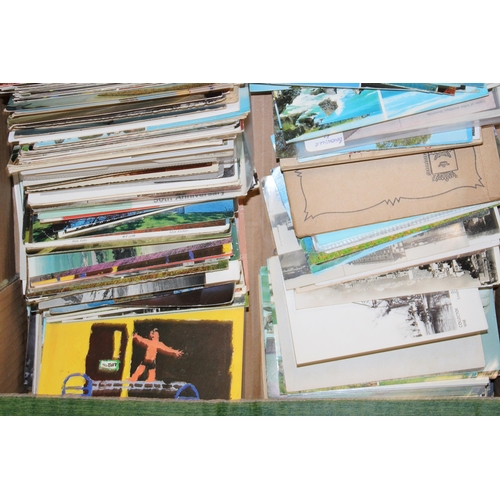 417 - A large mixed collection of antique and vintage postcards to include three folders together with loo... 