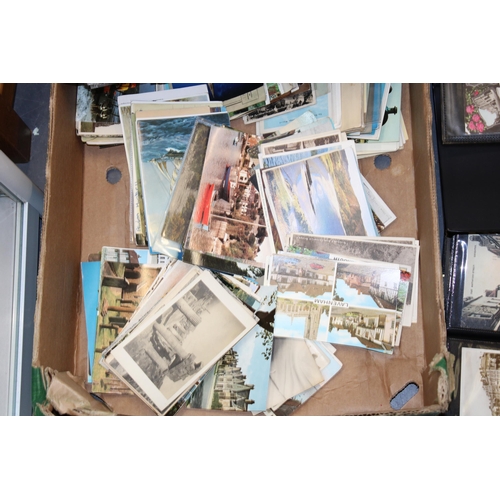 418 - A large and varied collection of antique and vintage postcards to include four folders together with... 