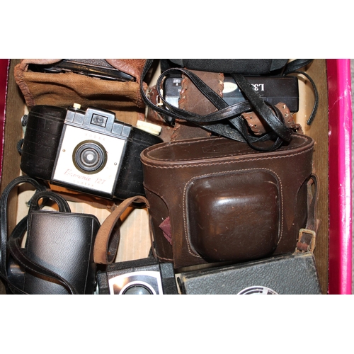 461 - A collection of vintage cameras to include Kodak Brownie 127, Braun Paxina 29, Kodak 277X Instamatic... 