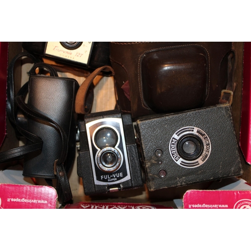 461 - A collection of vintage cameras to include Kodak Brownie 127, Braun Paxina 29, Kodak 277X Instamatic... 