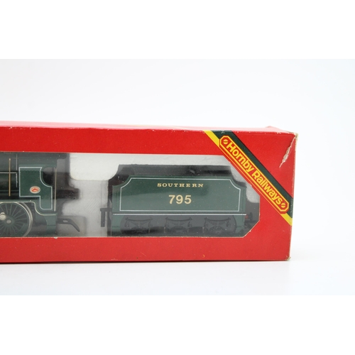 500 - A boxed Hornby Railways R154 S.R Loco 'Sir Dinadan' with tender.