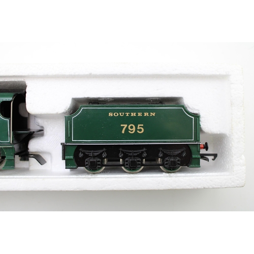 500 - A boxed Hornby Railways R154 S.R Loco 'Sir Dinadan' with tender.