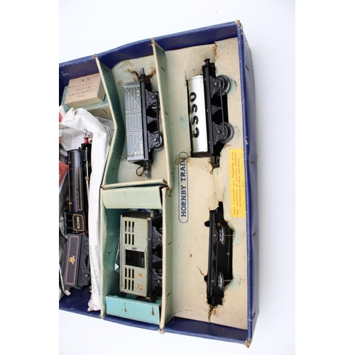 505 - An 0 Guage clockwork Hornby model Railways boxed set to include black livery 0-2-0 tender engine and... 