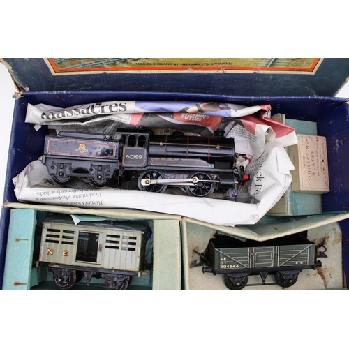 505 - An 0 Guage clockwork Hornby model Railways boxed set to include black livery 0-2-0 tender engine and... 