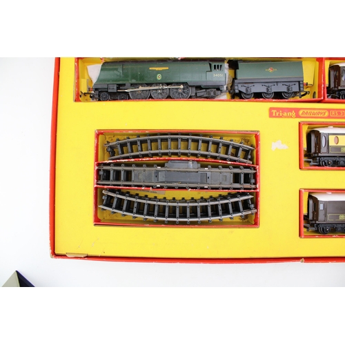 508 - A boxed Tri-ang RS.3 electric model railways set to include Southern Railways Merchant Navy Class Wi... 