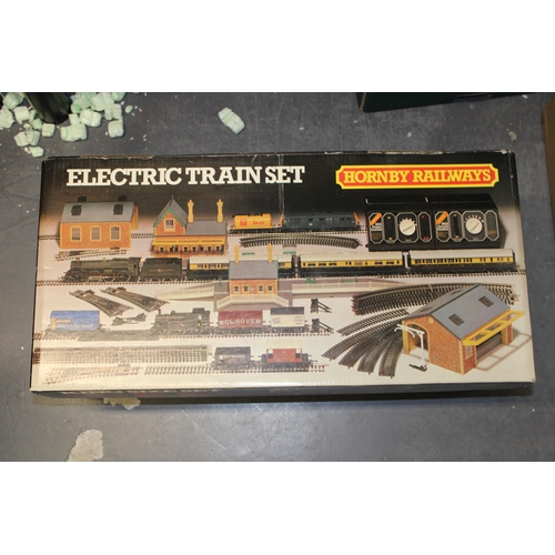 511 - A boxed HORNBY RAILWAYS OO Gauge 'KING SIZE ELECTRIC TRAIN SET' No.R.793, complete with three locomo... 