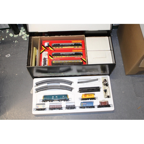 511 - A boxed HORNBY RAILWAYS OO Gauge 'KING SIZE ELECTRIC TRAIN SET' No.R.793, complete with three locomo... 