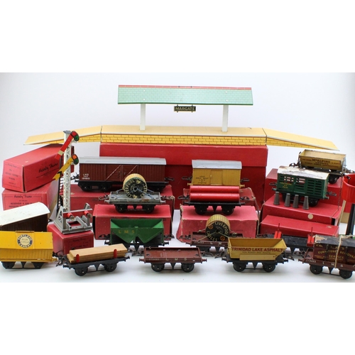 515 - A collection of vintage Hornby O gauge (32mm) model railway items to include trucks, wagons and acce... 