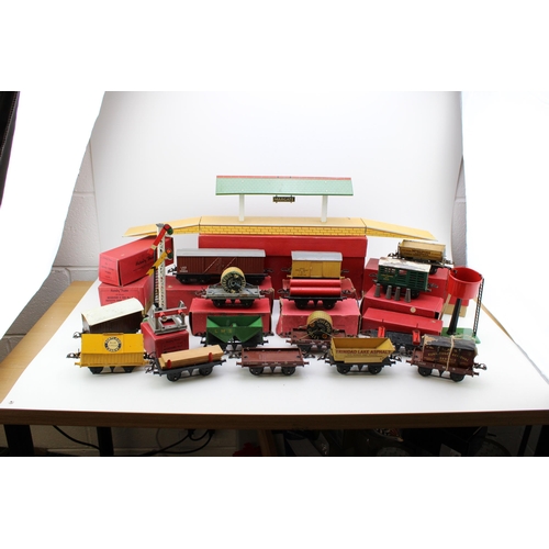 515 - A collection of vintage Hornby O gauge (32mm) model railway items to include trucks, wagons and acce... 