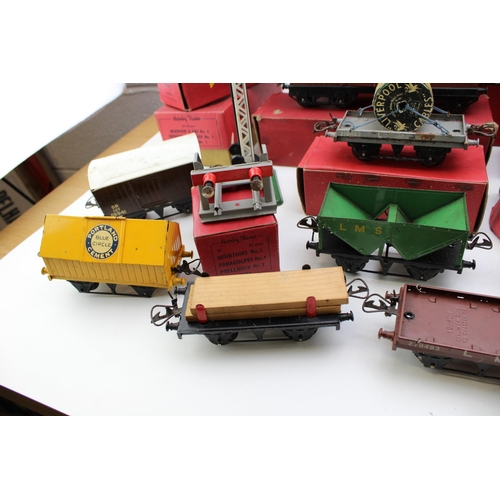 515 - A collection of vintage Hornby O gauge (32mm) model railway items to include trucks, wagons and acce... 