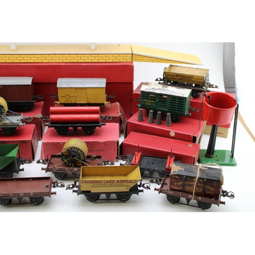 515 - A collection of vintage Hornby O gauge (32mm) model railway items to include trucks, wagons and acce... 