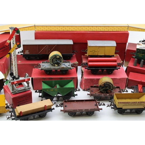 515 - A collection of vintage Hornby O gauge (32mm) model railway items to include trucks, wagons and acce... 