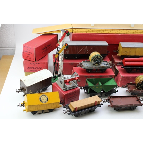 515 - A collection of vintage Hornby O gauge (32mm) model railway items to include trucks, wagons and acce... 