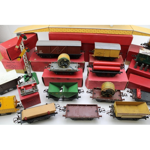 515 - A collection of vintage Hornby O gauge (32mm) model railway items to include trucks, wagons and acce... 