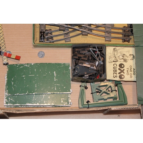 516 - A collection of vintage Hornby O gauge (32mm) model railway items to include trucks, track and acces... 