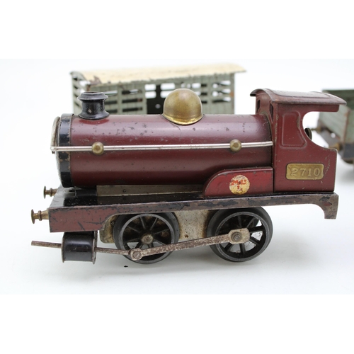 518 - A Hornby clockwork train set circa 1920s, to include engine and tender, cattle truck and M R wagon. ... 