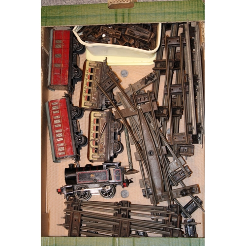 519 - A collection of O Gauge (32mm) model railway to include clockwork loco with key, carriages and large... 