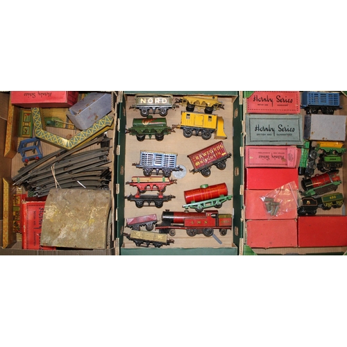 523 - A collection of pre-war O gauge Hornby model railway items to include locos, trucks, accessories and... 