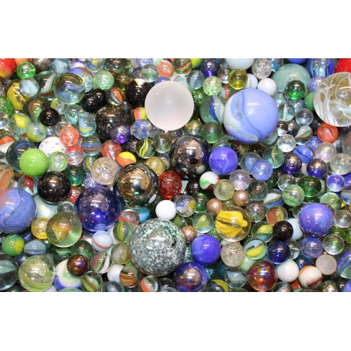 525 - A mixed collection of vintage and antique marbles. (Qty)