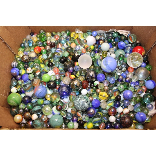 525 - A mixed collection of vintage and antique marbles. (Qty)