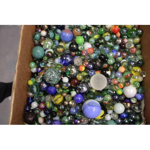 525 - A mixed collection of vintage and antique marbles. (Qty)